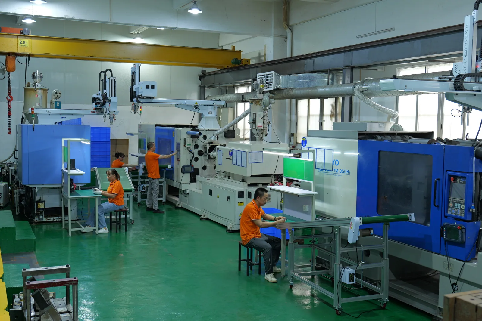 Injection molding machines in the production workshop